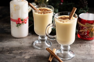 homemade-eggnog-with-cinnamon-wooden-table-typical-christmas-dessert_400x267